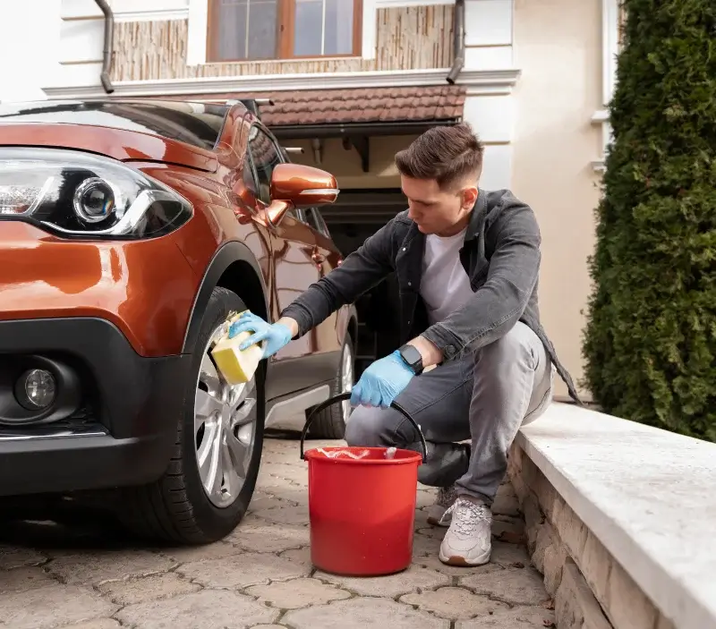 Lavage auto à domicile Sainte-Honorine-du-Fay : professionnel intervenant sur un véhicule